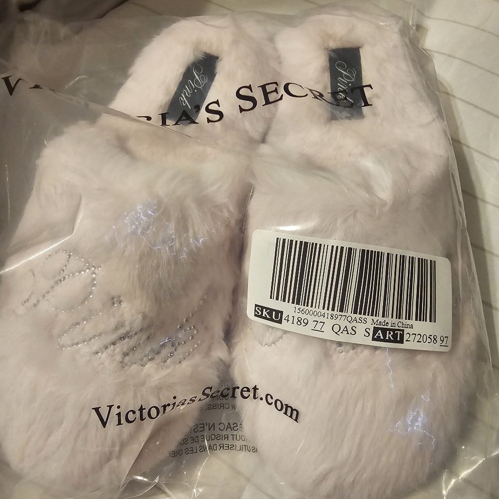 Victoria Secret Matching Robe And Slippers - Picture 5 of 5